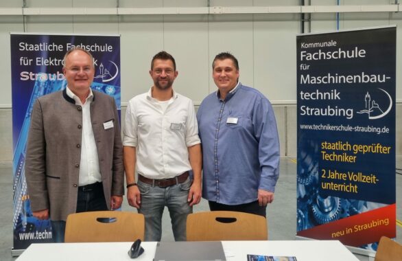 Fachschule für Maschinenbautechnik bei der Strama-MPS Maschinenbau GmbH & Co. KG am Infostand